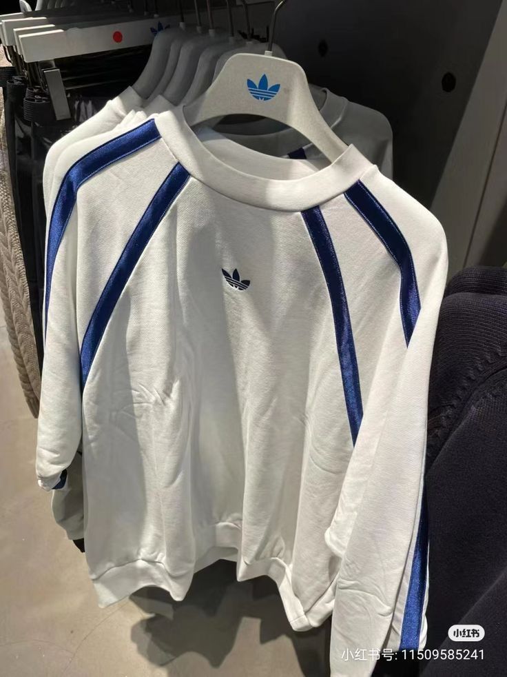 Белый свитшот Adidas с синими лампасами
