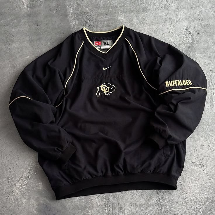 Nike Buffaloes — чёрный пуловер с золотым кантом