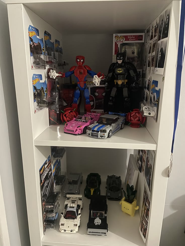 Полка с LEGO-фигурками: Бэтмен, Человек-паук, Speed Champions, Hot Wheels